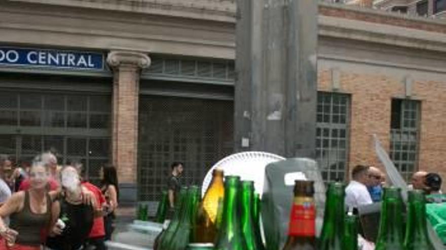 Las botellas se acumulan en la plaza 25 de Mayo, en una imagen de ayer.