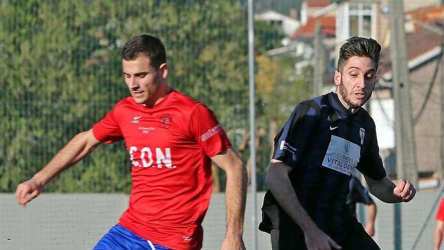 Un jugador del Choco y otro del Céltiga lucha por un balón, ayer en Santa Mariña. // Marta G. Brea