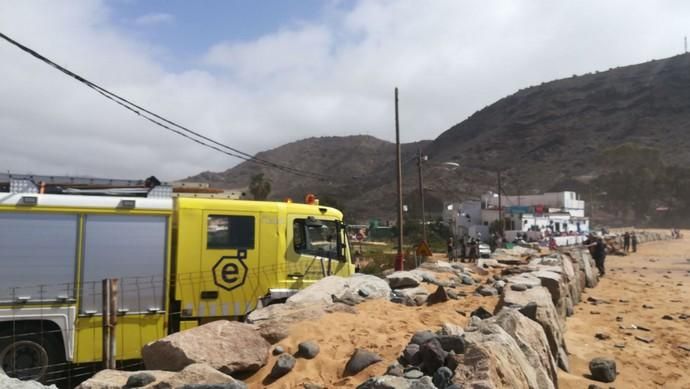 Unos turistas entran con el coche a la playa de Taurito y se queda enterrado en la arena