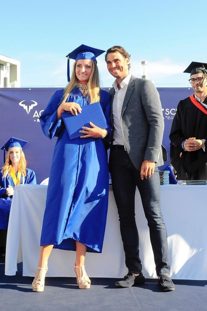 Rafa Nadal preside una fiesta de graduación, Rafa con los alumnos