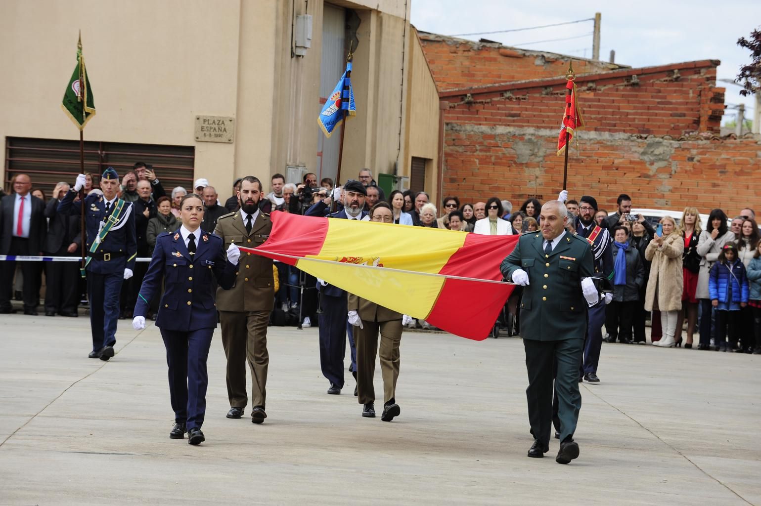 Izado de bandera en Burganes de Valverde