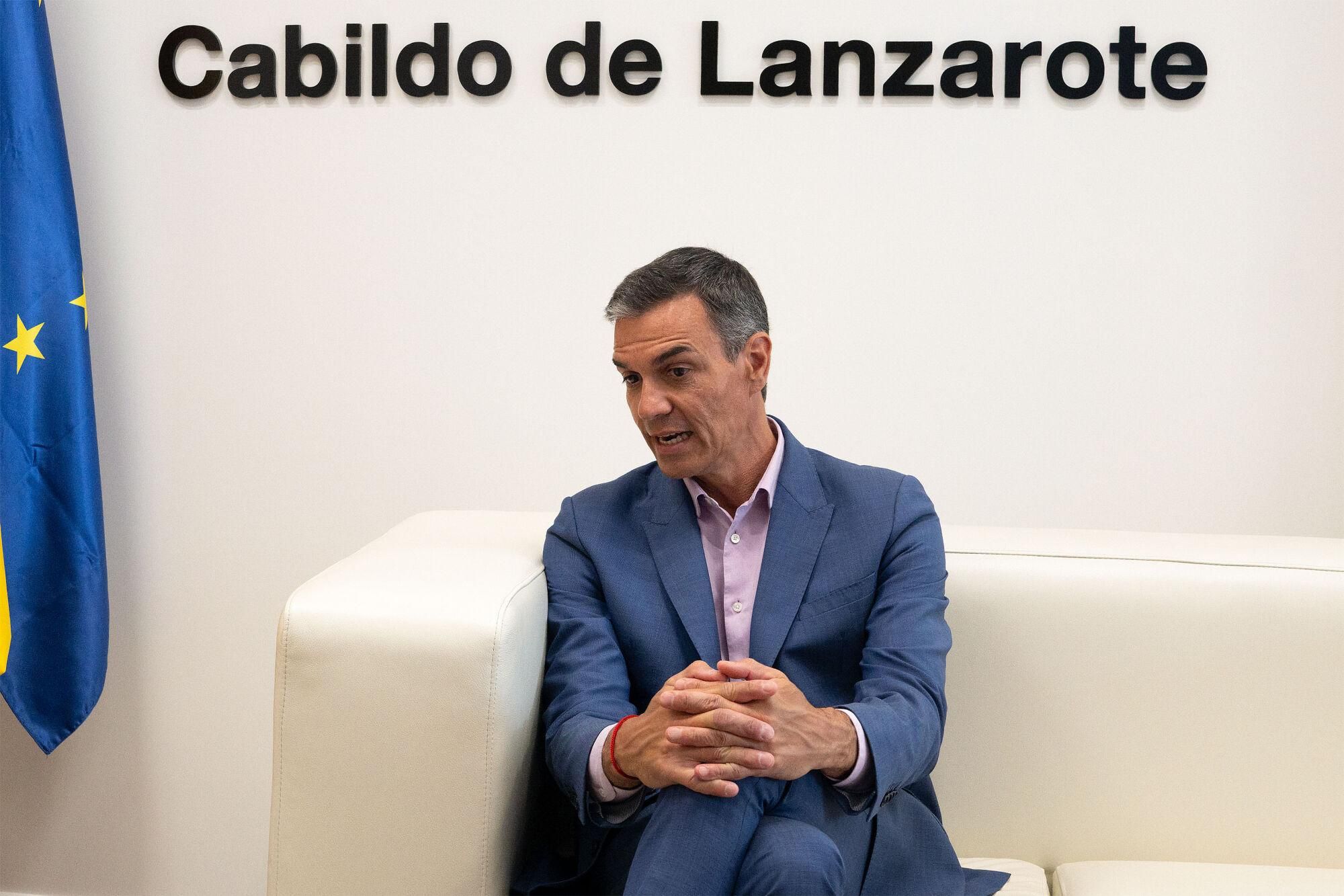 La reunión entre Pedro Sánchez y Fernando Clavijo en Lanzarote, en imágenes