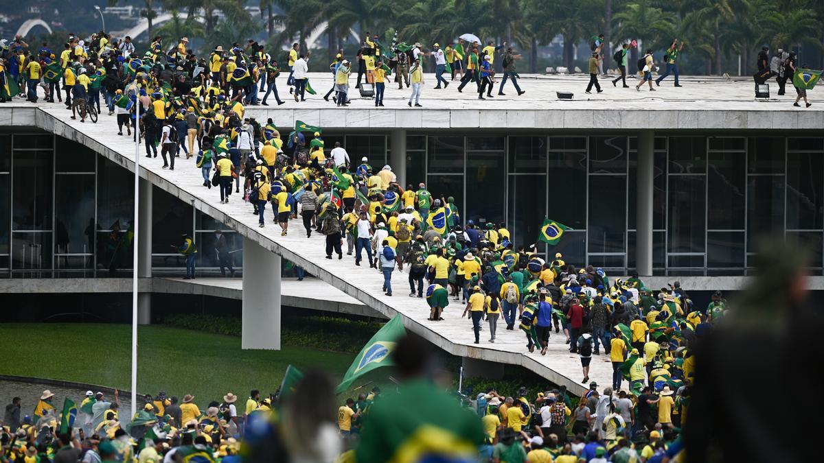 Manifestantes invaden el Congreso Nacional de Brasil, en Brasilia.