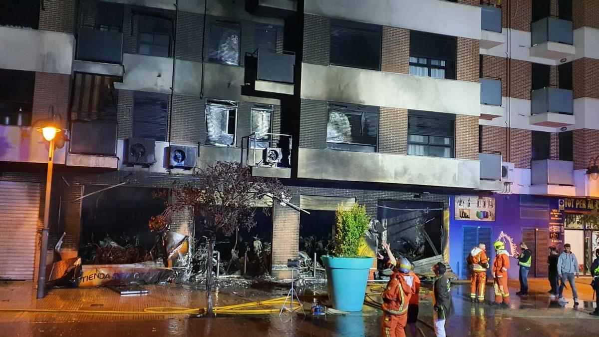 El incendio en la tienda de motos de Alzira provoca cuantiosos daños en el inmueble y la finca