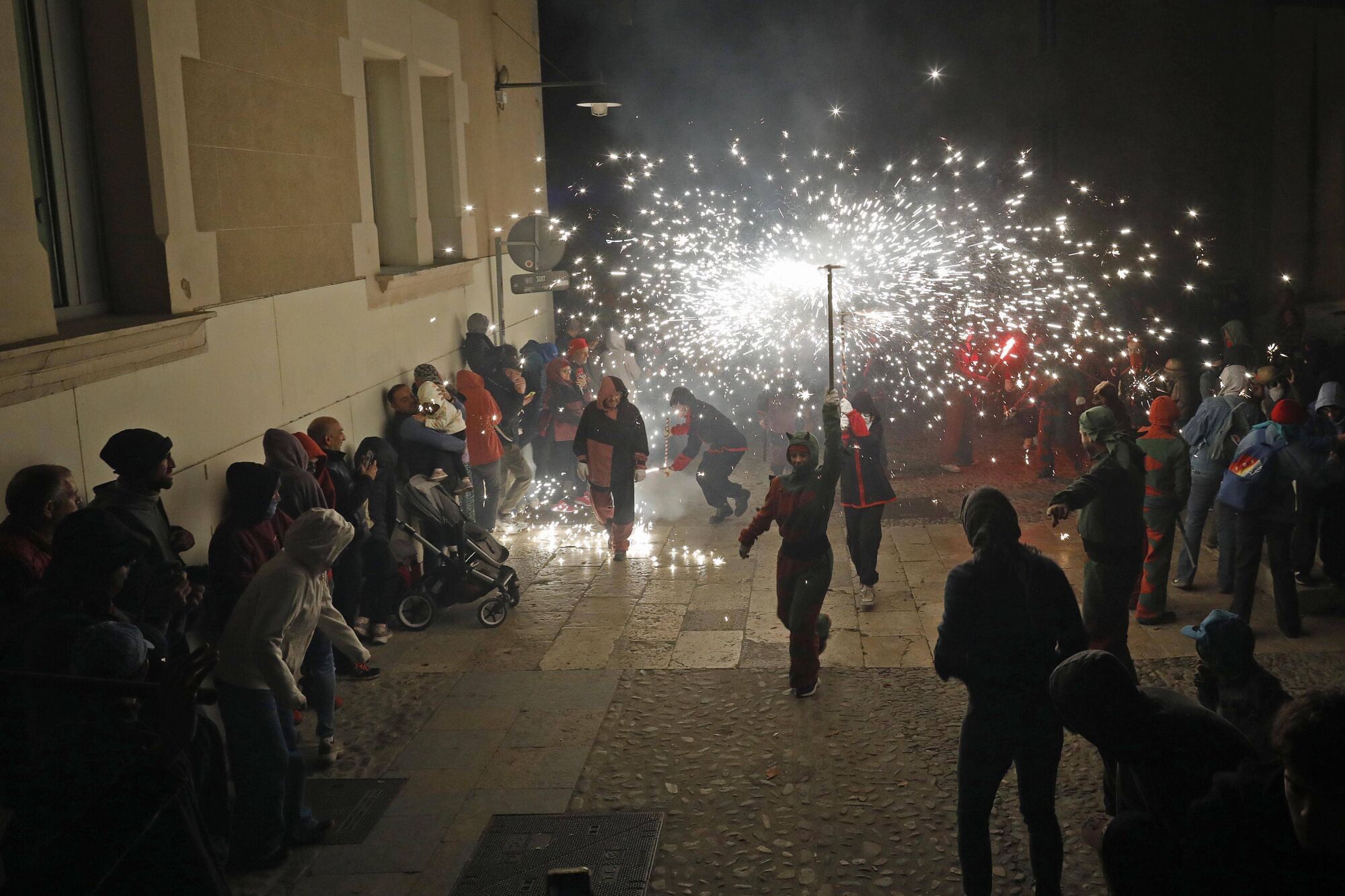 Girona. Plaça Sant Domenec. Correfoc infantil amb els Trons de l'Onyar. Fires.