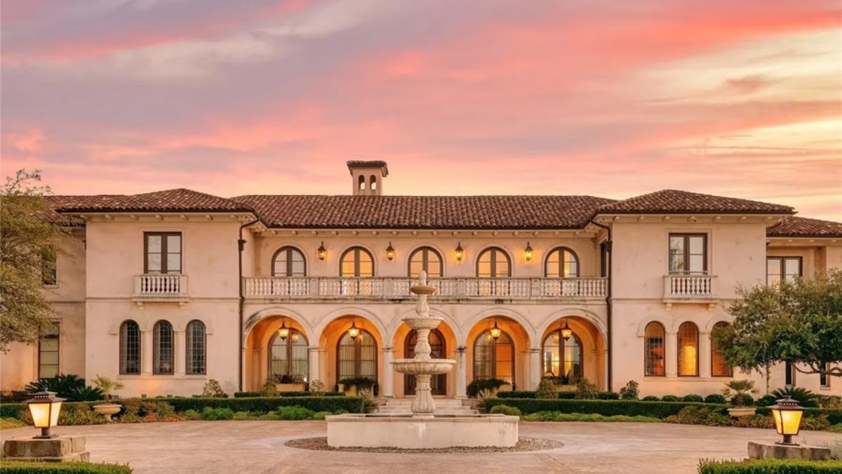 Entrada señorial de la supermansión de Tony Parker en Texas.