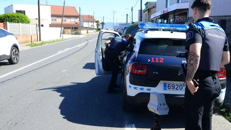 El vehículo de la Policía Local con el radar, ayer, en una de las carreteras de Moaña. |