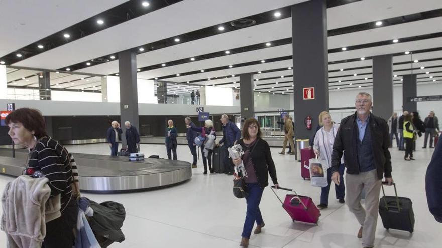 Pasajeros en el aeropuerto de Corvera, que fue inagurado el pasado 15 de enero.