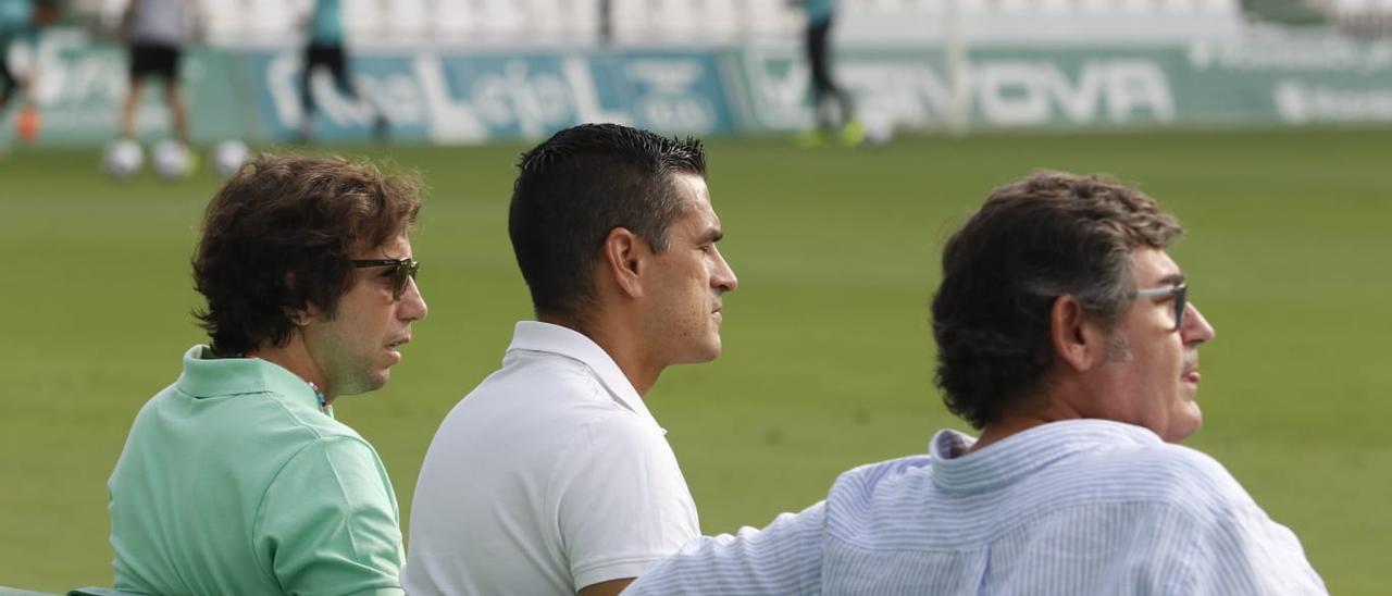 Juanito, en el centro, con González Calvo y Raúl Cámara en un entrenamiento del Córdoba CF en El Arcángel.
