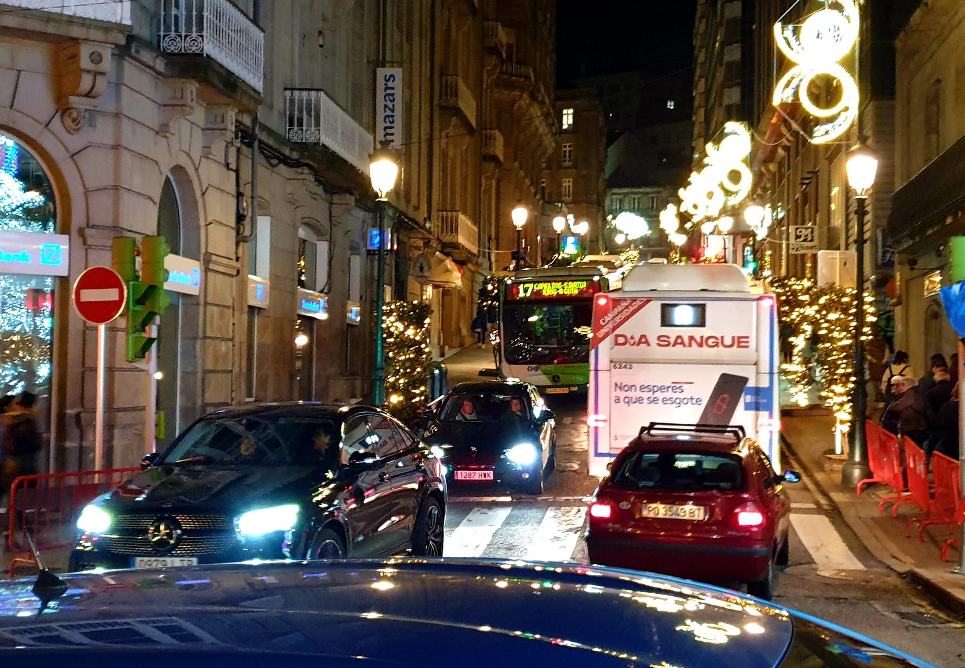 La Navidad y el Black Friday atascan el centro de Vigo