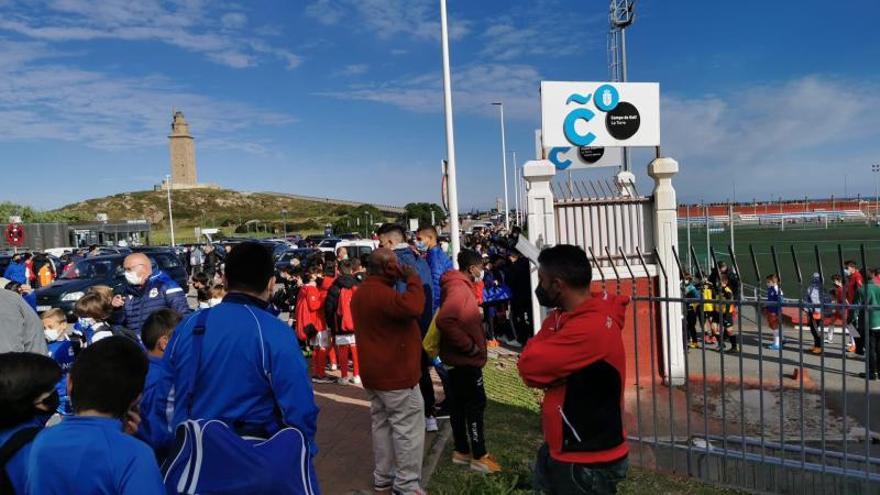 Padres, ayer, a las puertas de la ciudad deportiva de A Torre.