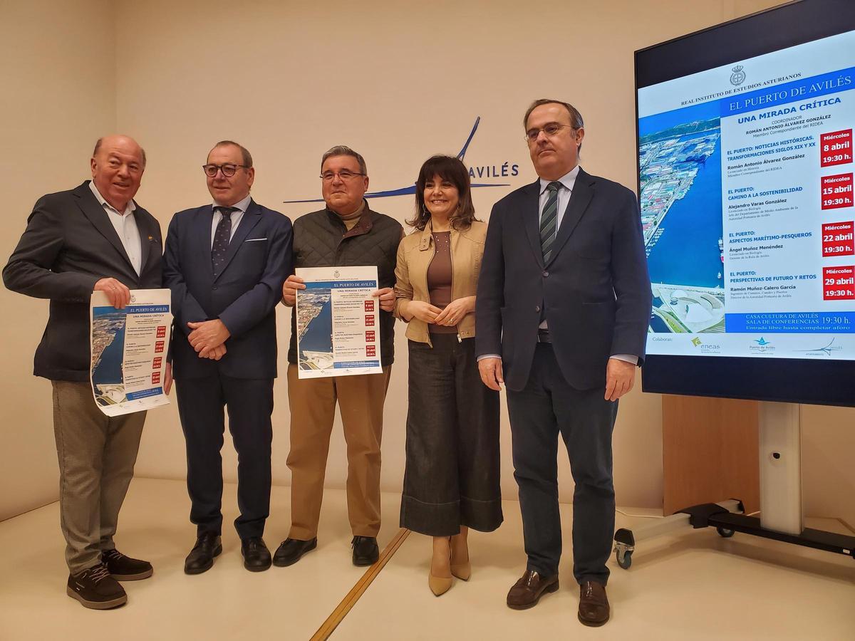 Por la izquierda, Benjamín Lebrato, Rodríguez Vega, Román Antonio Álvarez, Yolanda Alonso y Javier Junceda.
