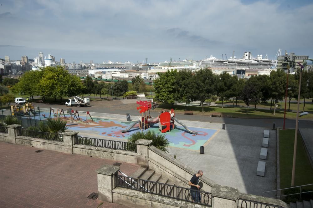 La ciudad registra un nuevo récord de visitantes, entre turistas y tripulación, con el atraque de 'Independence of the Seas', 'Koningsdam' y 'Mein Schiff' en el puerto de A Coruña.