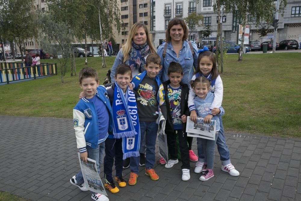 La afición azul apoya al Real Oviedo en el Tartiere