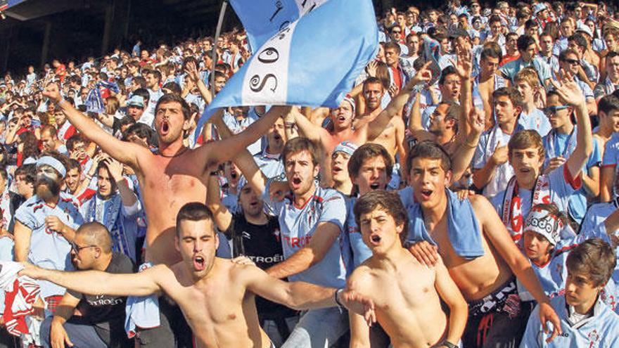 Aficionados del Celta muestran su alegría desde la grada de Río Bajo en el partido de ayer. // Marta G. Brea