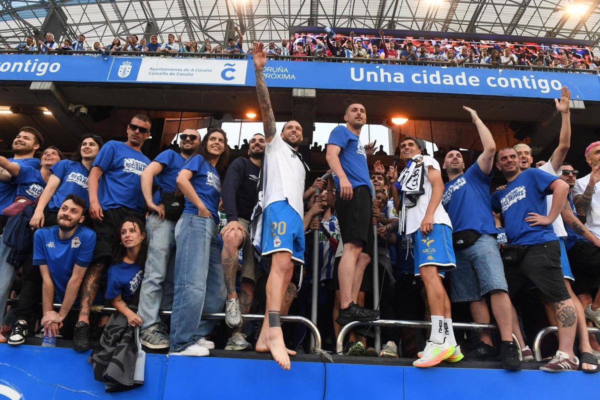 Así fue la invasión de aficionados en el campo en la celebración tras el partido en Riazor