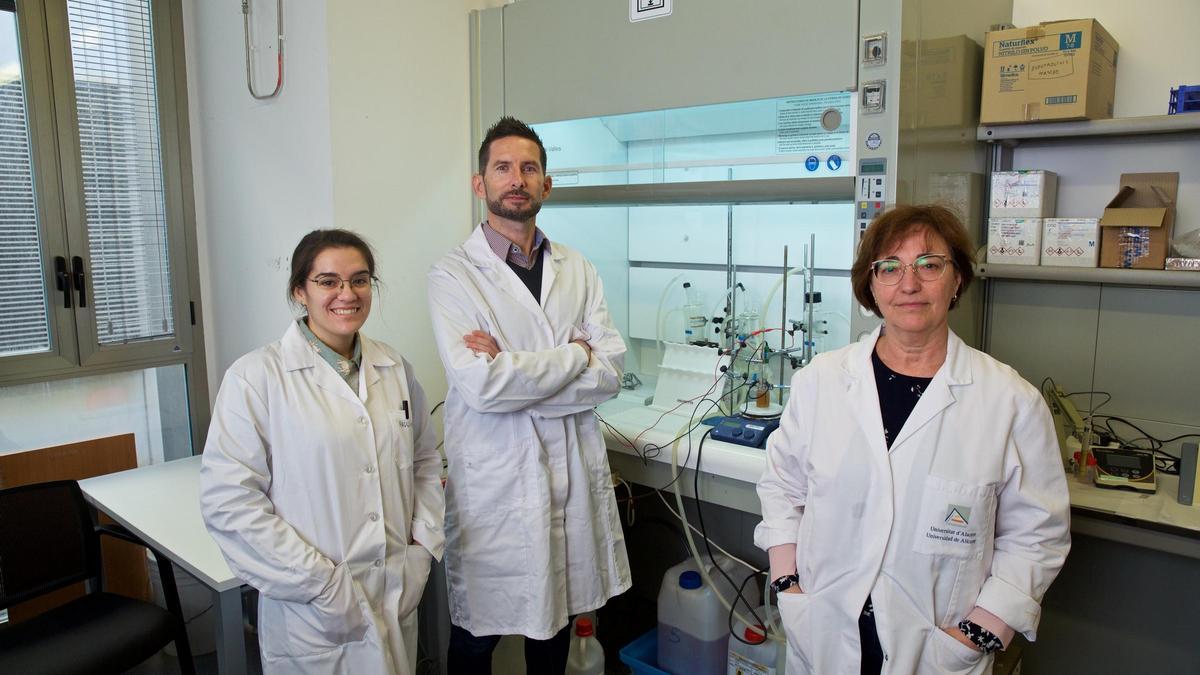 En la fotografía de grupo, de izquierda a derecha, Paula Pérez, Raúl Berenguer y Emilia Morallón.