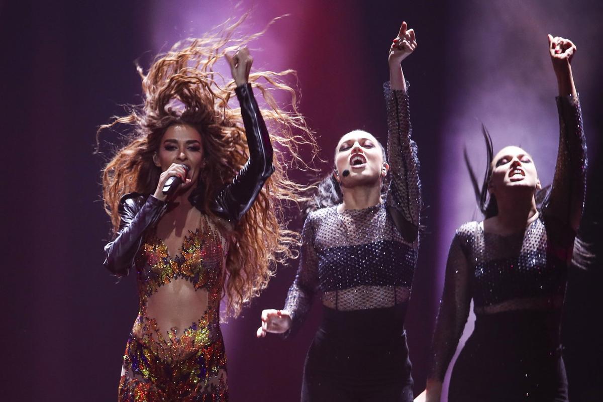 ESC2018. LISBOA (PORTUGAL), 08/05/2018.- La cantante representante de Chipre, Eleni Foureira (i), interpreta ’Fuego’ durante la primera semifinal del 63° Festival de la canción de Eurovisión (ESC) hoy, martes 8 de mayo de 2018, en el Altice Arena de Lisboa (Portugal). La segunda semifinal del ESC 2018 tendrá lugar lugar el 10 de mayo, y la gran final se celebrará el 12 de mayo. EFE/JOSE SENA GOULAO