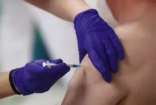 Unas 2.000 personas en Asturias tendrán que ponerse la tercera dosis de la vacuna contra el covid