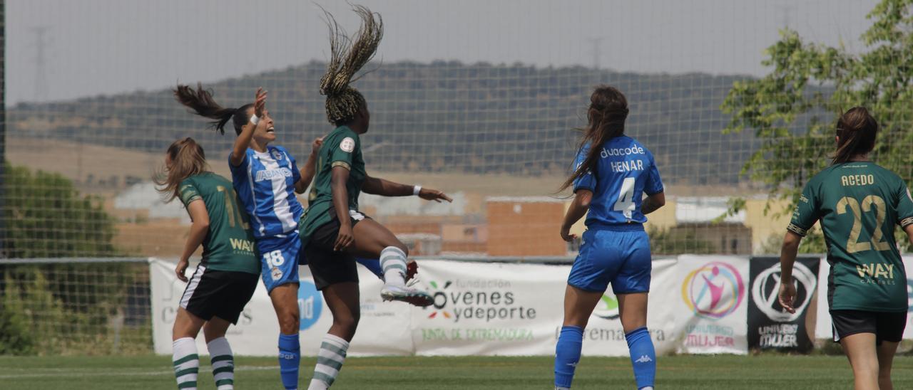 Una acción del partido de ida del pasado domingo entre Cacereño y Deportivo.