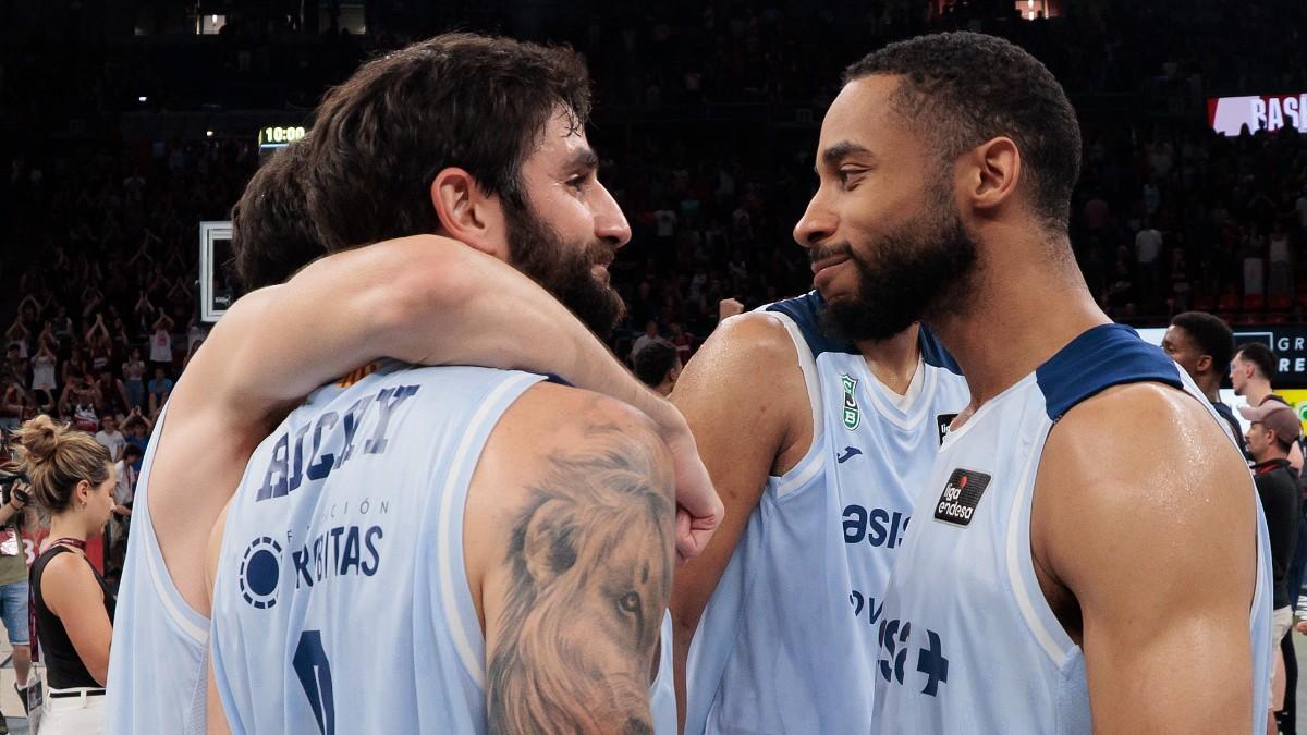 Ricky Rubio y Cameron Hunt, tras derrotar al Baskonia