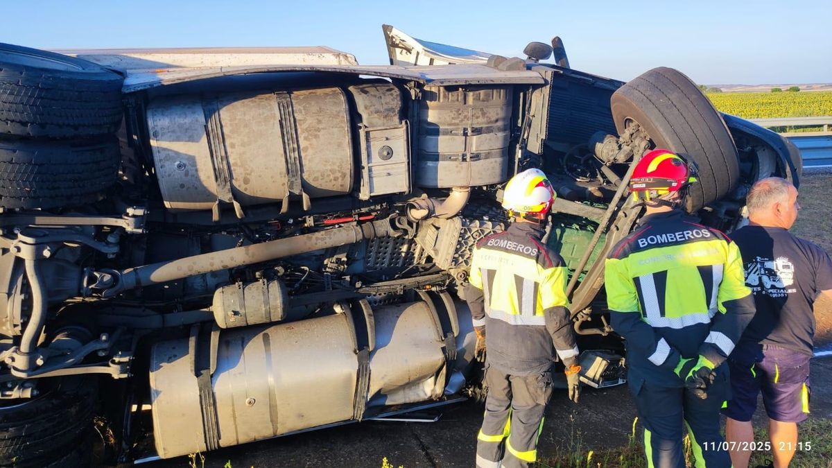 El camión volcado en plena carretera.