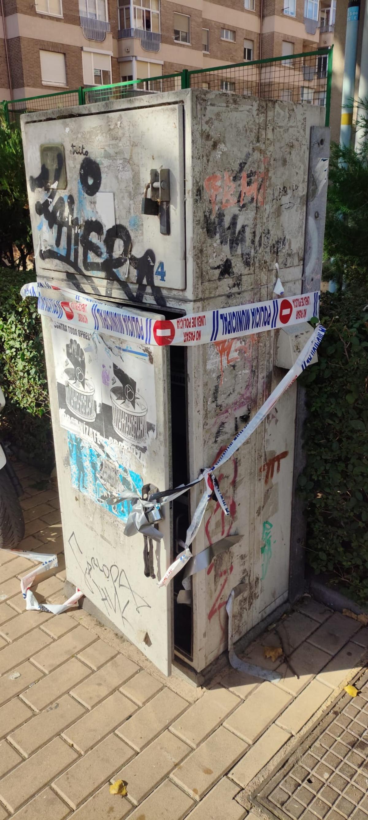 Estado del armario de control eléctrico ubicado en la avenida de Requejo de Zamora capital.