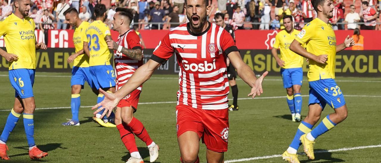 Stuani celebra el gol de penal 
a l’últim minut contra el Cadis 
a casa .  marc martí