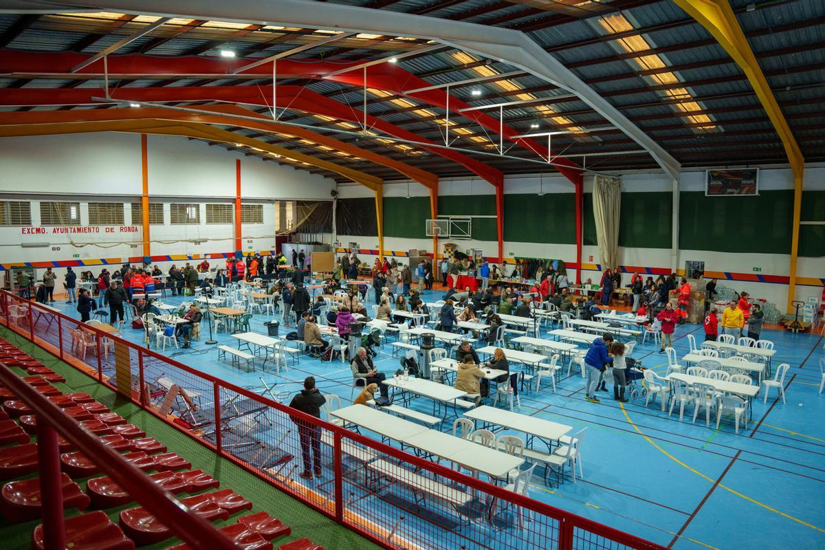 Imágenes del polideportivo El Fuerte en Ronda donde se encuentran los desalojados de la Estación de Benaoján