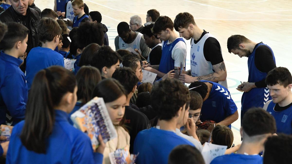 Los jugadores del Caja Rural CB Zamora firman autógrafos a su afición.