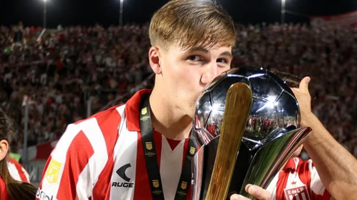 Mikel Amondarain, besando la copa