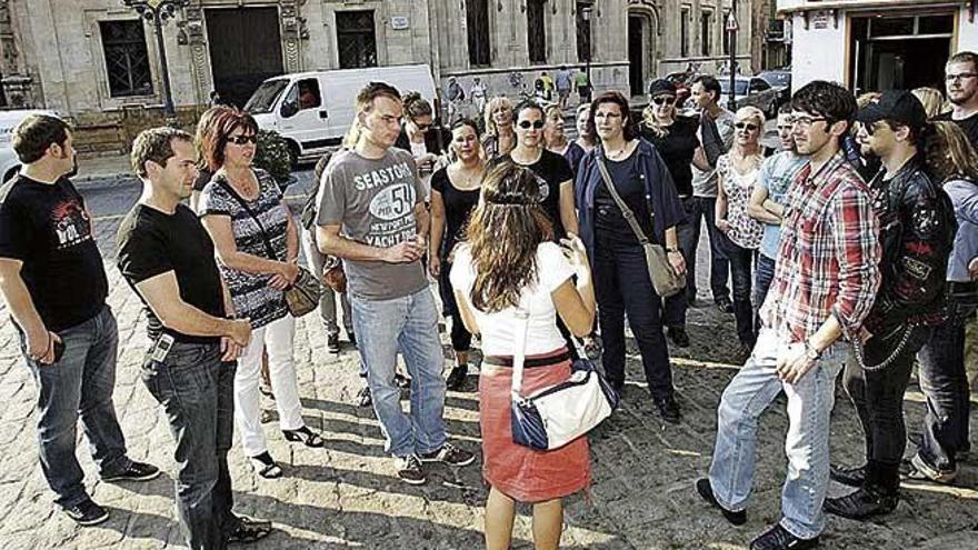 Visita guiada de turistas a la plaza de Cort.