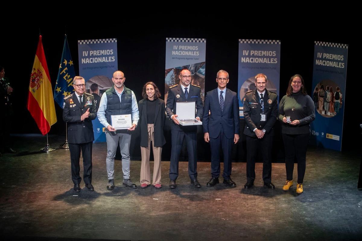 El agente Ximo Amiguet, en el momento de la entrega del premio.