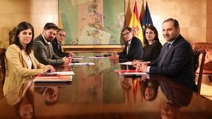 A la izquierda, los negociadores de ERC: Marta Vilalta, Gabriel Rufián y Josep Maria Jové. Frente a ellos, los del PSOE: José Luis Ábalos, Adriana Lastra y Salvador Illa.