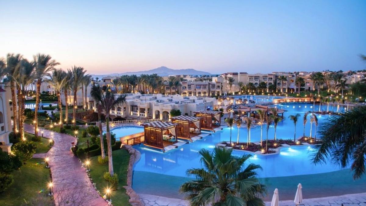 Hotel con piscina en el Sharm el Sheikh en Egipto.