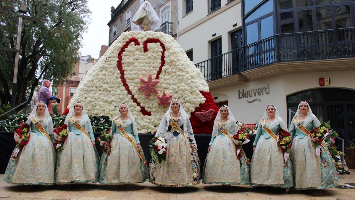 La fallera mayor de Alzira 2025 y su corte de honor el día de la Ofrenda.