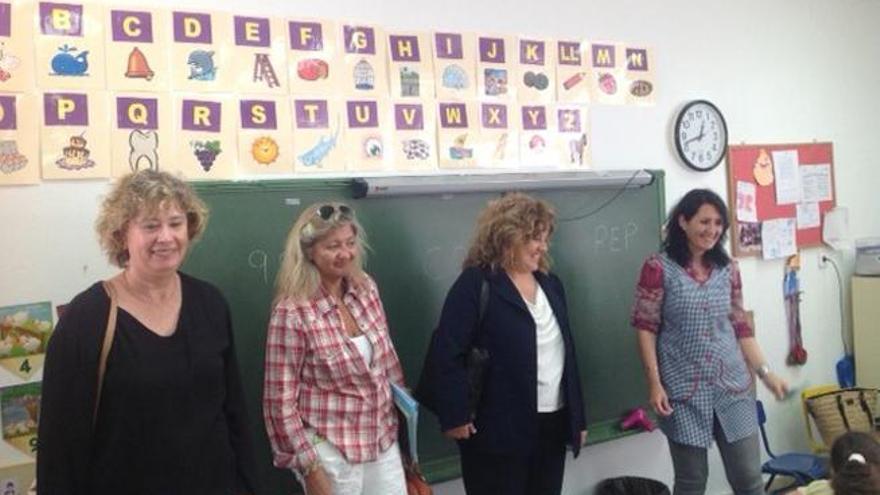 La delegación de la conselleria en su visita de ayer al colegio Cervantes de Sant Antoni.