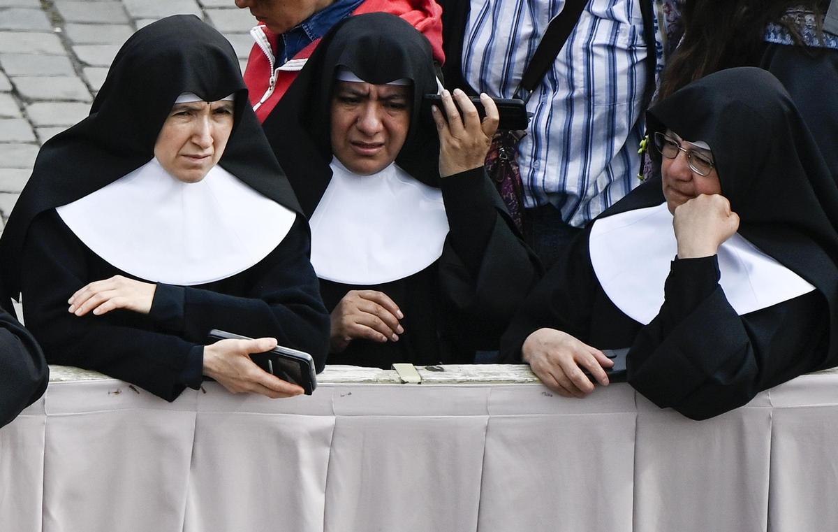 El papa León XIV reza su primer Regina Caeli en la Basílica de San Pedro