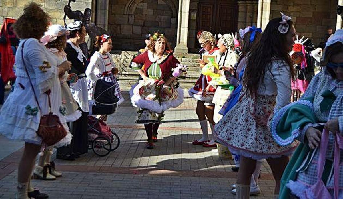 Cencerros y disfraces en Villanueva de Valrojo