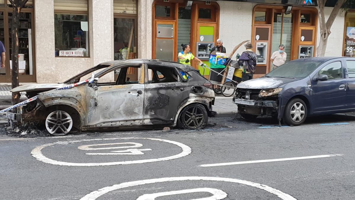 Arden dos coches y tres contenedores de basura en Tomás Morales