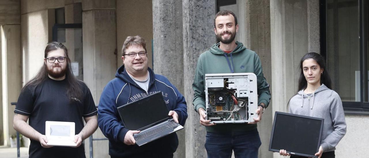 Cuatro de los integrantes del IEEE Vigo en el entorno de la Escola de Enxeñaría de Telecomunicación de la UVigo. |   // RICARDO GROBAS