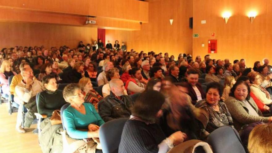 El auditorio Emilia Pardo Bazán de Sanxenxo se quedó pequeño para la ocasión. // Faro