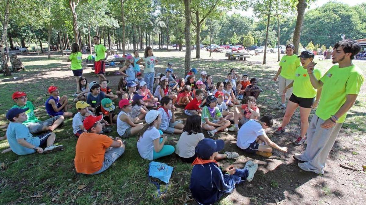 Varios niños atienden a sus monitores en un campamento de verano