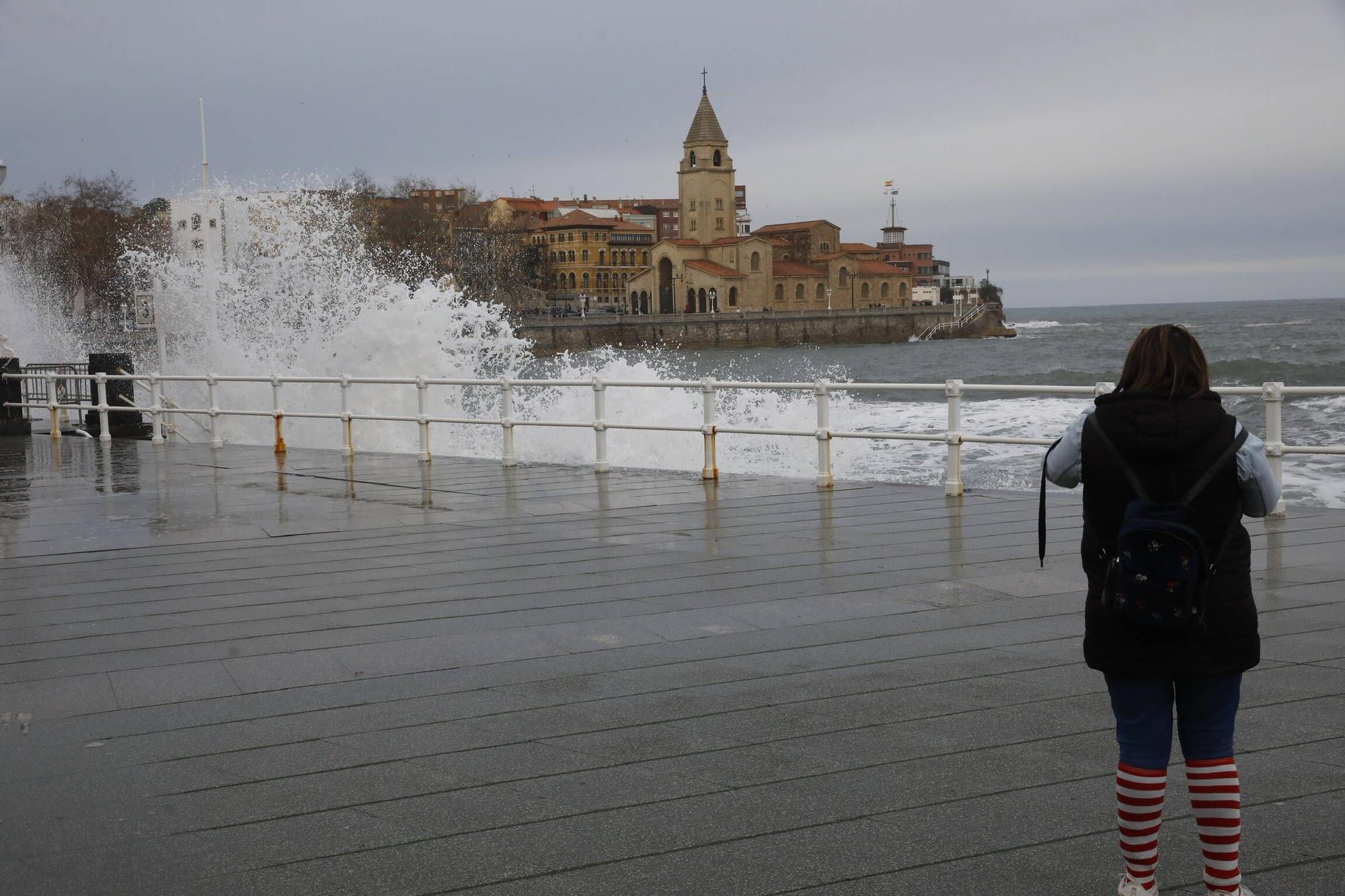 El oleaje vuelve a azotar la costa de Gijón y la Policía precinta parte del Muro (en imágenes)