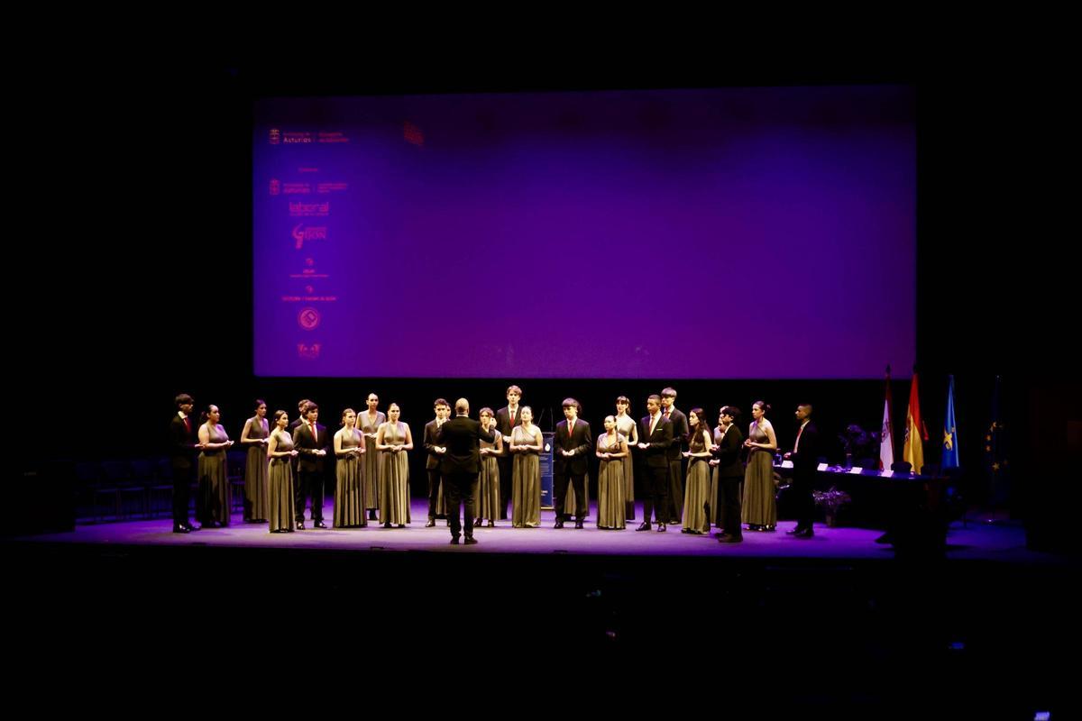 Entrega de los "Premios extraordinarios" de Educación en el teatro de la Laboral