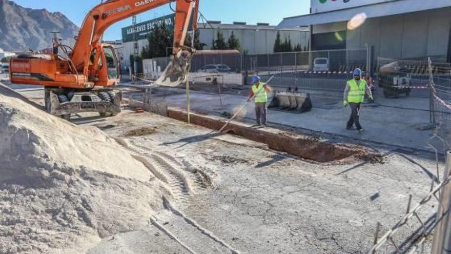 Una imagen de la renovación de redes de alcantarillado y pluviales en el polígono de Orihuela.