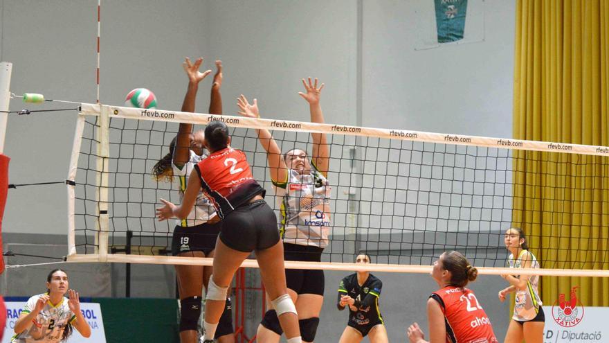 Ataque de las chicas del Xàtiva Voleibol.