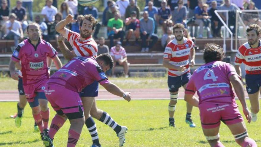 Silla transmite el balón durante el partido contra el Ourense Coosur. // José Lores