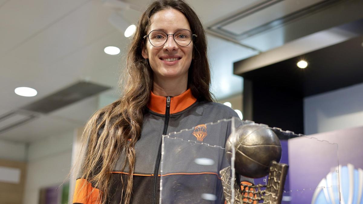 Kristina Vitola posa con el trofeo, este jueves, en El Corte Inglés.