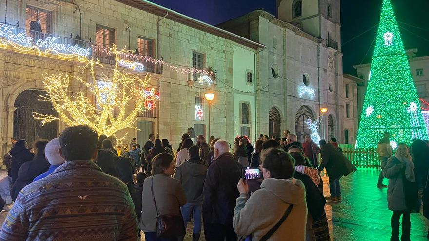 La Navidad toma la calle en Pravia: el alumbrado festivo potencia los elementos a ras de suelo